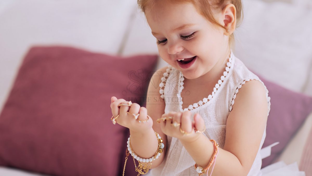 جواهرات کودک و روش صحیح خرید گوشواره برای دختر جوان