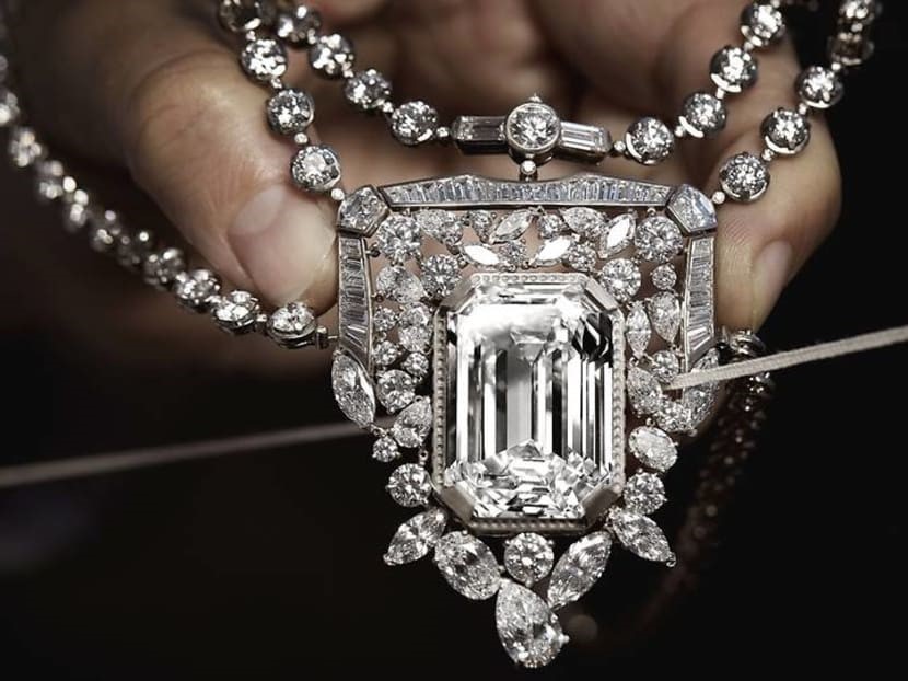 آیا جواهرات شنل واقعا ارزشش را دارد؟
