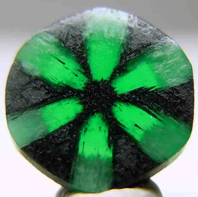 زمرد غیرمعمول معروف به "Trapiche Emerald