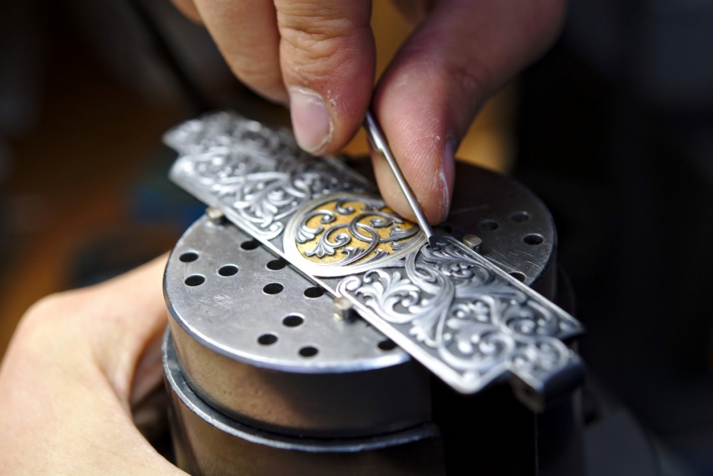 حکاکی طلا و جواهرات در فروشگاه آنلاین ساعتچی طلا