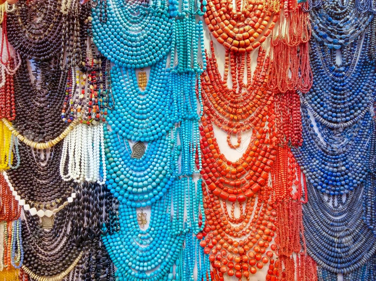 روانشناسی رنگ در انتخاب جواهرات از فروشگاه طلا