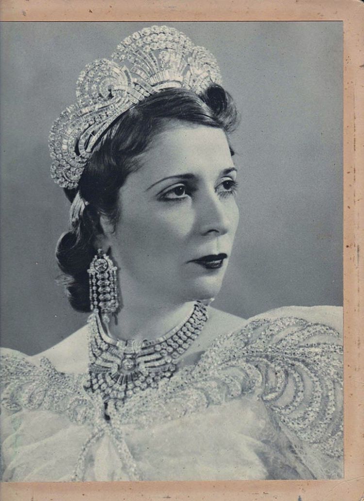 گردنبند ملکه نازلی از جواهرات لوکس ونکلیف