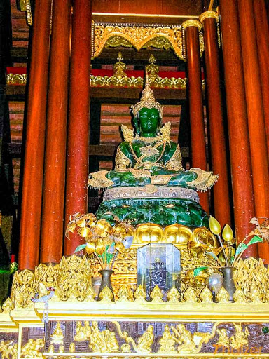 محراب اصلی معبد زمردین بودا