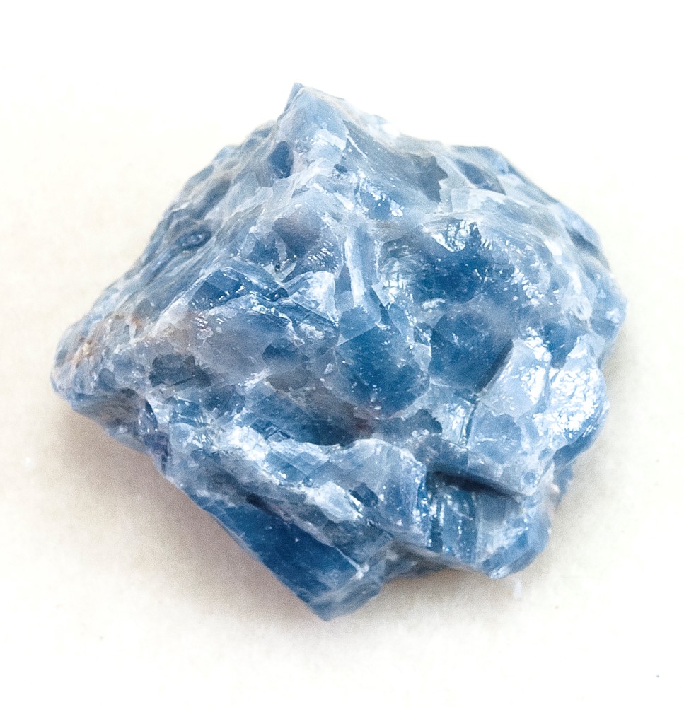 سنگ کلسیت آبی یکی از سنگ های چاکرا پنجم