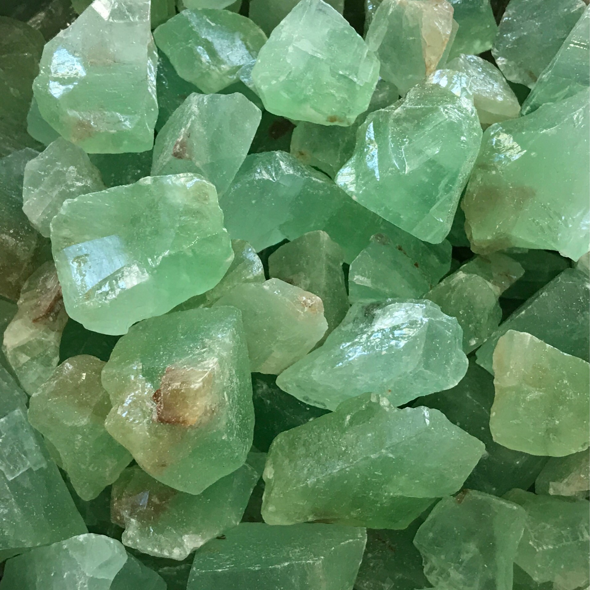 سنگ کلسیت سبز یکی از سنگ های چاکرای قلب