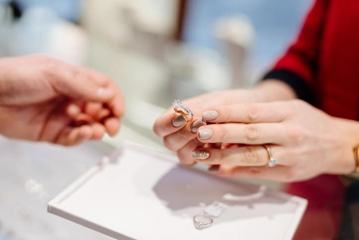 انگشتر نامزدی چه برش الماسی داشته باشد زیباتر است؟