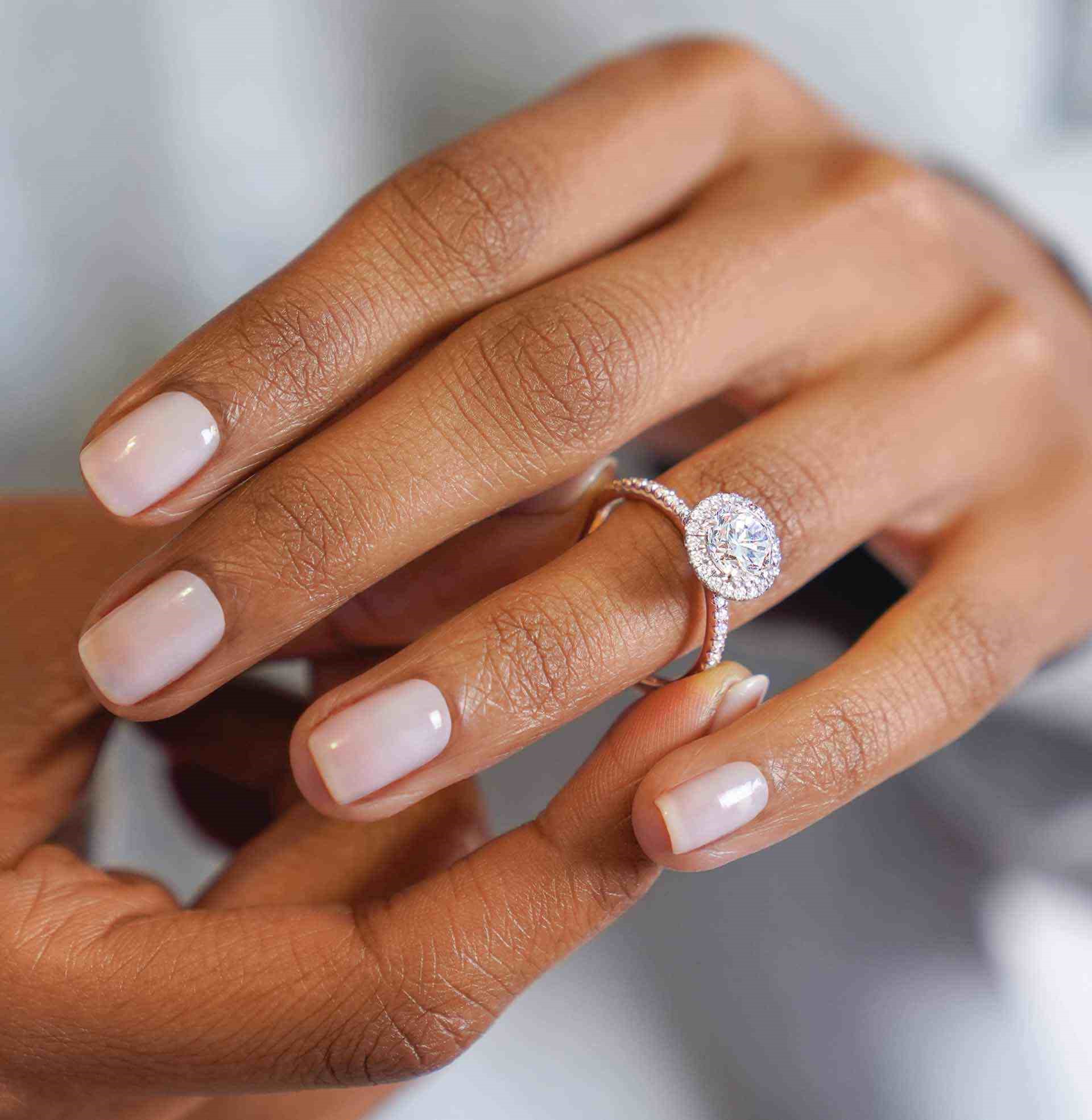 هنگام خرید انگشتر نامزدی به برش الماس توجه داشته باشید
