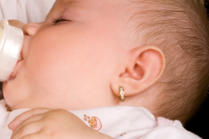 چرا گوشواره های نوزادان مانند گوشواره بزرگسالان نیستند؟
