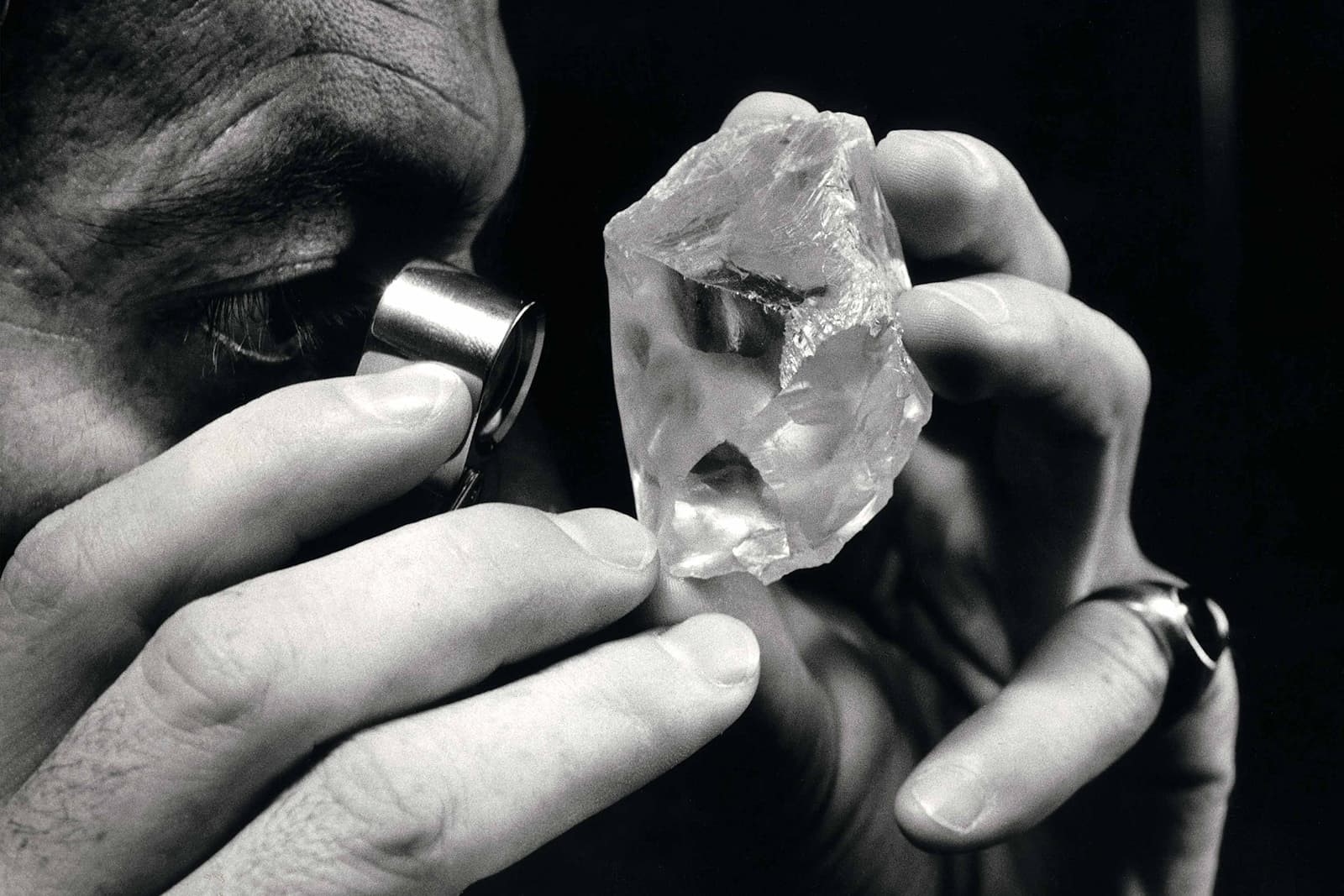 Жизнь бриллианта. Ювелир геммолог. Ювелир обрабатывает Алмаз. Ювелир огранщик. Экспертиза драгоценных камней.